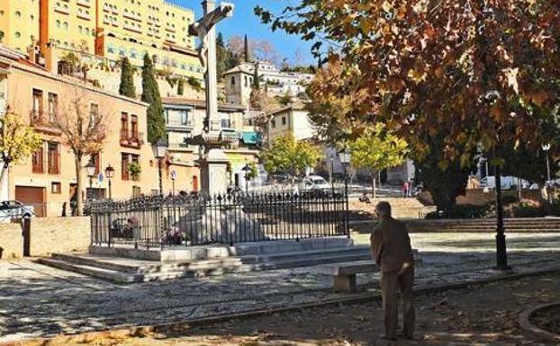 Una persona reza ante el Cristo de los Favores.