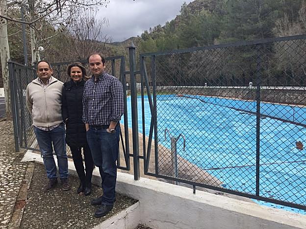 La delegada durante su visita a Orcera, acompañada del actual alcalde y el exalcalde.
