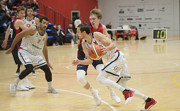 El Coviran Granada supera las adversidades y continúa líder