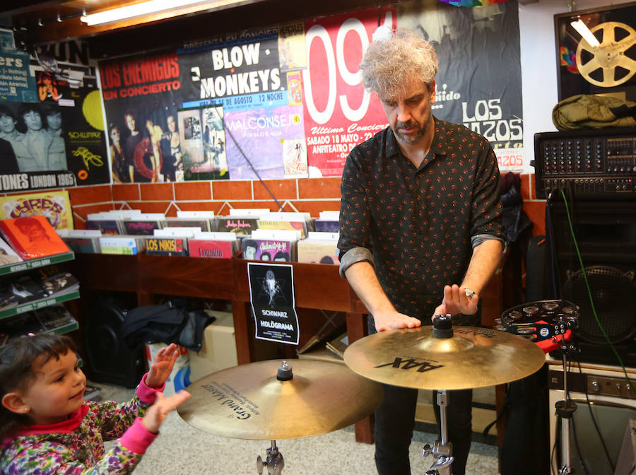 La banda Niños Mutantes celebró ayer su concierto solidario en la tienda de discos Bora Bora