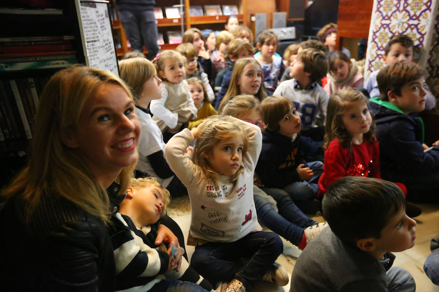 La banda Niños Mutantes celebró ayer su concierto solidario en la tienda de discos Bora Bora