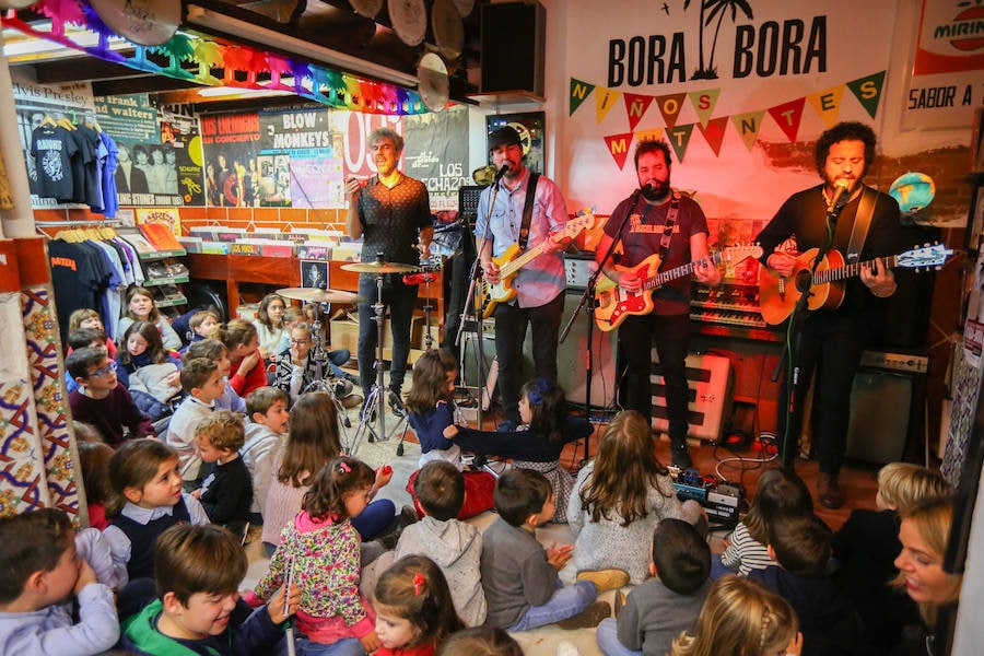 La banda Niños Mutantes celebró ayer su concierto solidario en la tienda de discos Bora Bora