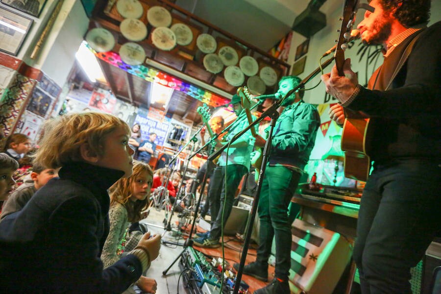 La banda Niños Mutantes celebró ayer su concierto solidario en la tienda de discos Bora Bora