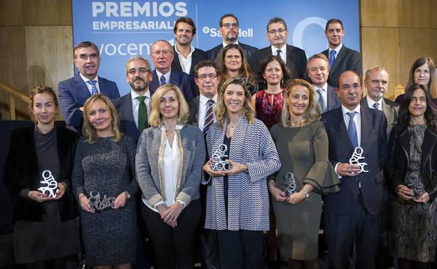 Los galardonados en los Premios Empresariales de Vocento posan junto a directivos de Vocento tras el acto celebrado en la Biblioteca de ABC en octubre. 