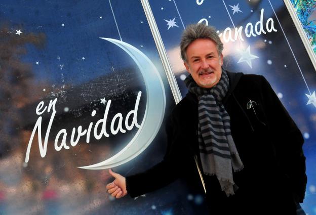 Pepe Rodríguez junto a los carteles navideños del centro de la ciudad.