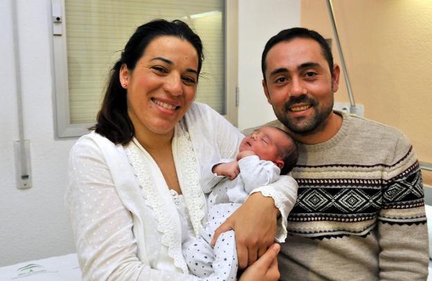 Los padres de Manuel Jesús, de Baños de la Encina, sonríen con él en brazos en el Hospital de San Agustín de Linares. :: Enrique