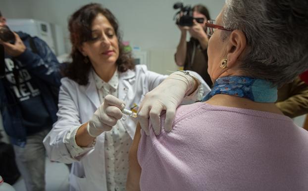 Granada declara la situación de epidemia por gripe dos semanas antes que el pasado año