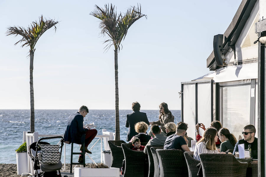 Mientras en el interior de la provincia se preparan para la nieve de este fin de semana en la Costa Tropical disfrutan de un plácido día de playa