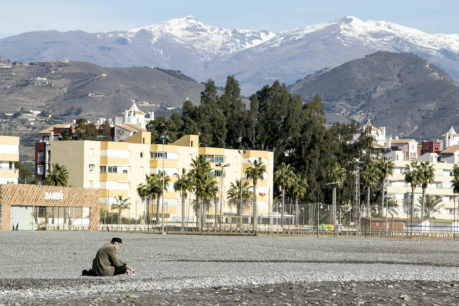 Mientras en el interior de la provincia se preparan para la nieve de este fin de semana en la Costa Tropical disfrutan de un plácido día de playa