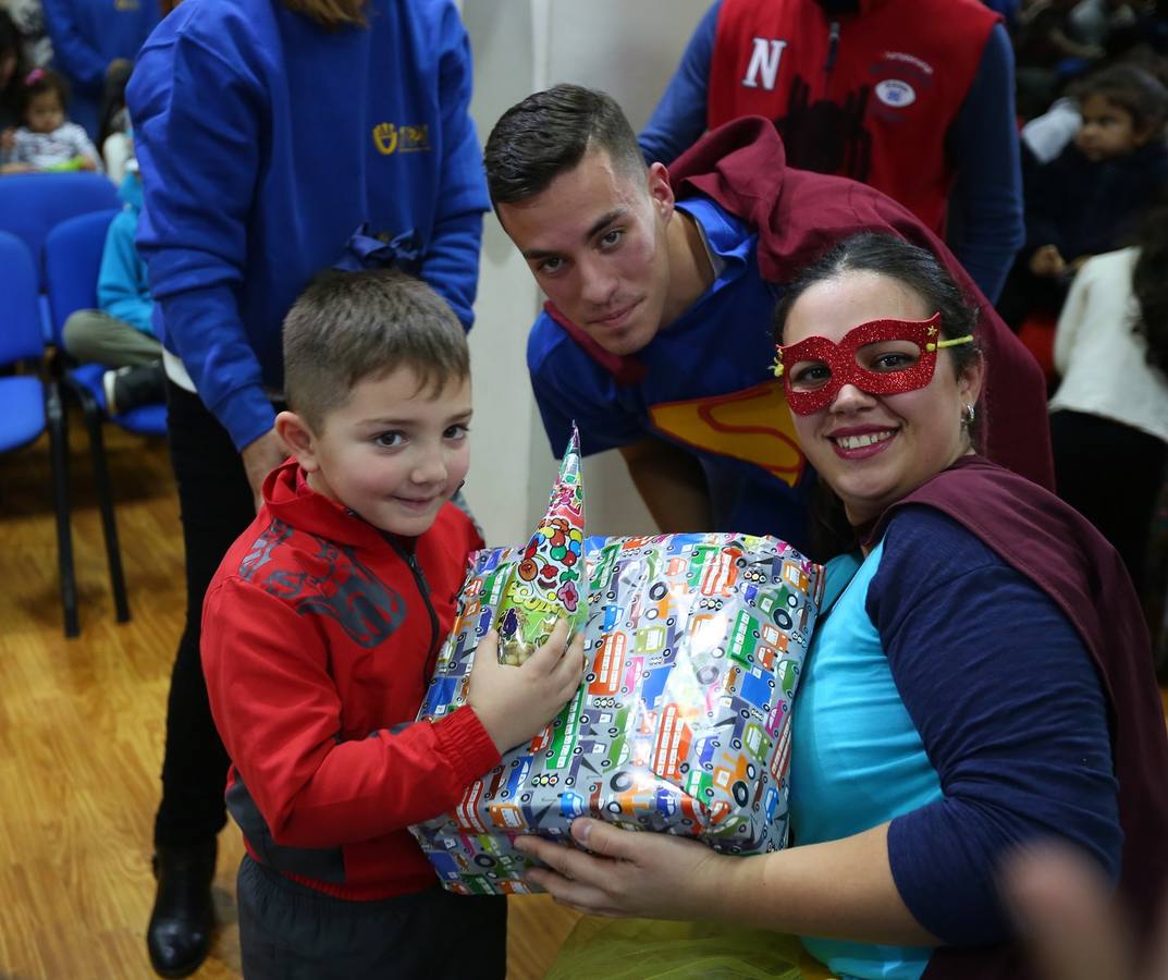 La oenegé 'Integración para la Vida' repartió ayer tarde 400 juguetes a 150 niños en riesgo de exclusión social o pobreza de la capital, dentro de la campaña 'Operación Reyes Magos-Ningún niño y ninguna niña sin juguete'. La entrega tuvo lugar en la sede de la oenegé en La Chana