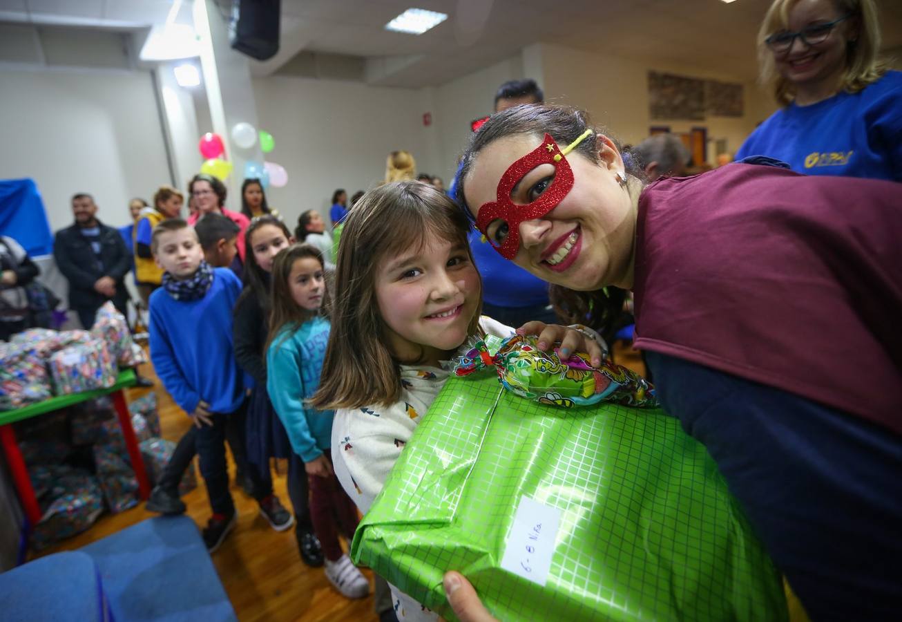 La oenegé 'Integración para la Vida' repartió ayer tarde 400 juguetes a 150 niños en riesgo de exclusión social o pobreza de la capital, dentro de la campaña 'Operación Reyes Magos-Ningún niño y ninguna niña sin juguete'. La entrega tuvo lugar en la sede de la oenegé en La Chana