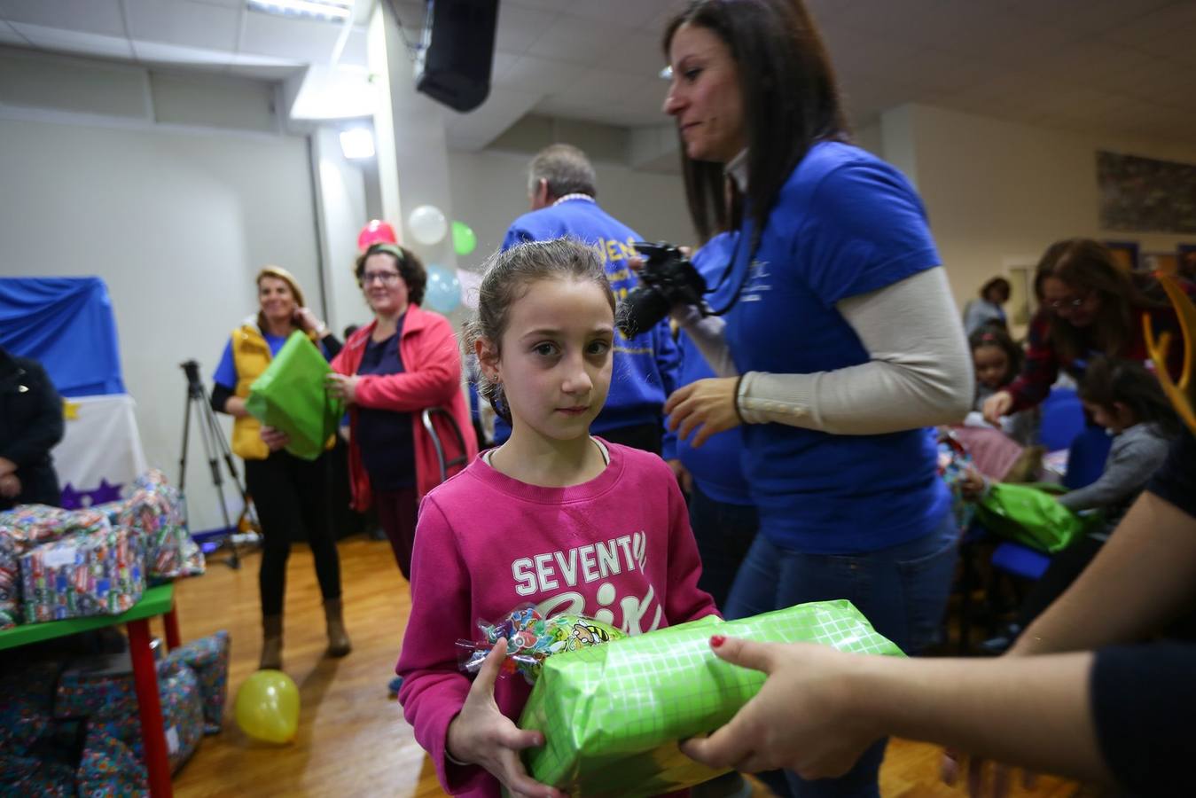 La oenegé 'Integración para la Vida' repartió ayer tarde 400 juguetes a 150 niños en riesgo de exclusión social o pobreza de la capital, dentro de la campaña 'Operación Reyes Magos-Ningún niño y ninguna niña sin juguete'. La entrega tuvo lugar en la sede de la oenegé en La Chana