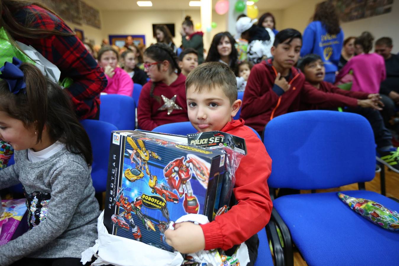 La oenegé 'Integración para la Vida' repartió ayer tarde 400 juguetes a 150 niños en riesgo de exclusión social o pobreza de la capital, dentro de la campaña 'Operación Reyes Magos-Ningún niño y ninguna niña sin juguete'. La entrega tuvo lugar en la sede de la oenegé en La Chana