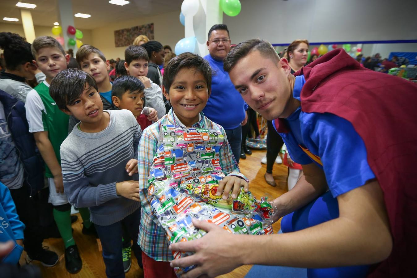 La oenegé 'Integración para la Vida' repartió ayer tarde 400 juguetes a 150 niños en riesgo de exclusión social o pobreza de la capital, dentro de la campaña 'Operación Reyes Magos-Ningún niño y ninguna niña sin juguete'. La entrega tuvo lugar en la sede de la oenegé en La Chana