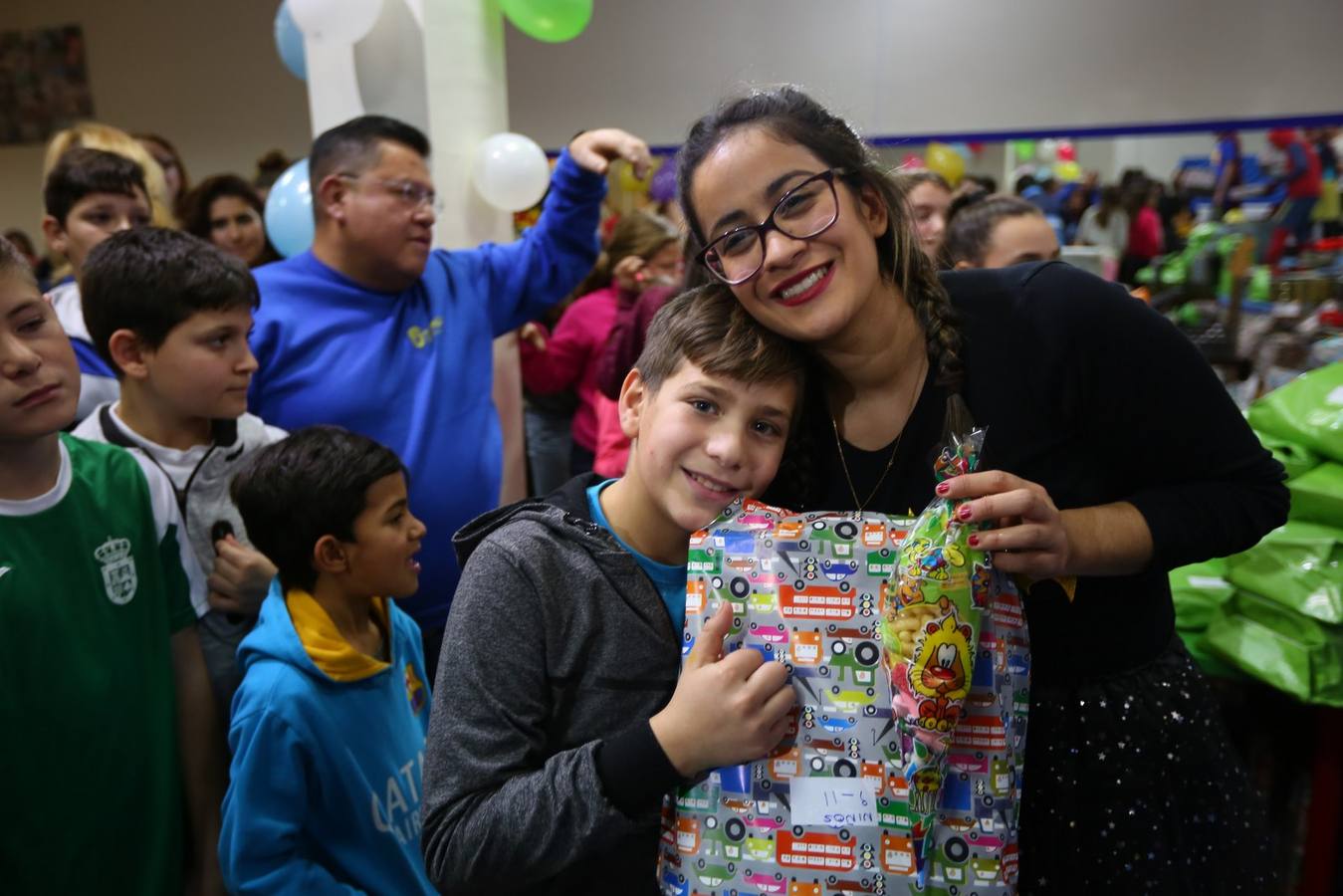 La oenegé 'Integración para la Vida' repartió ayer tarde 400 juguetes a 150 niños en riesgo de exclusión social o pobreza de la capital, dentro de la campaña 'Operación Reyes Magos-Ningún niño y ninguna niña sin juguete'. La entrega tuvo lugar en la sede de la oenegé en La Chana