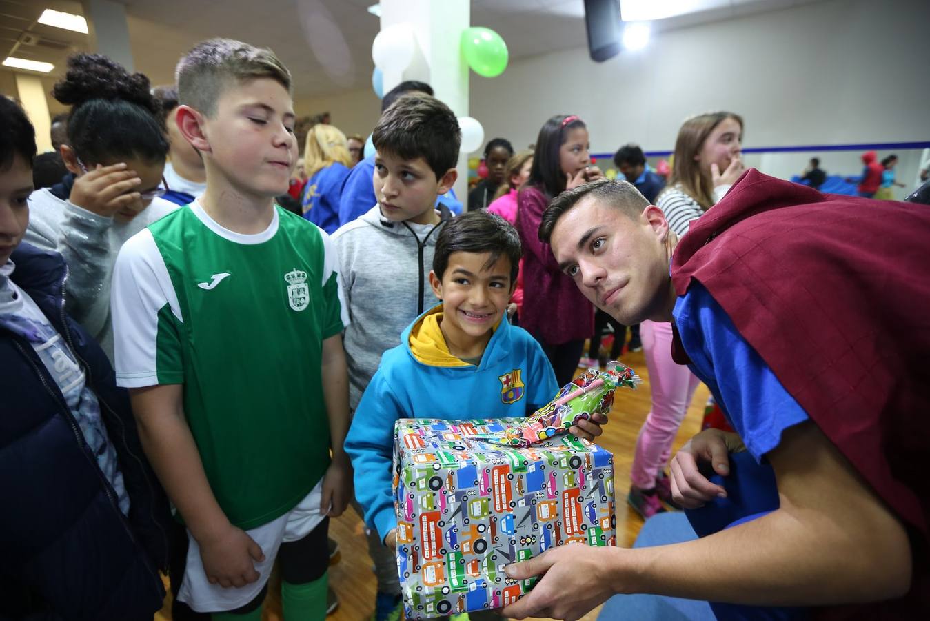 La oenegé 'Integración para la Vida' repartió ayer tarde 400 juguetes a 150 niños en riesgo de exclusión social o pobreza de la capital, dentro de la campaña 'Operación Reyes Magos-Ningún niño y ninguna niña sin juguete'. La entrega tuvo lugar en la sede de la oenegé en La Chana