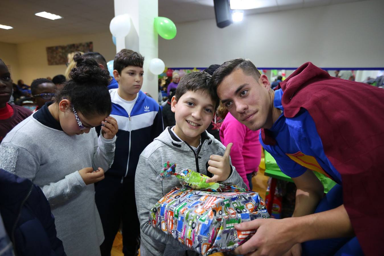 La oenegé 'Integración para la Vida' repartió ayer tarde 400 juguetes a 150 niños en riesgo de exclusión social o pobreza de la capital, dentro de la campaña 'Operación Reyes Magos-Ningún niño y ninguna niña sin juguete'. La entrega tuvo lugar en la sede de la oenegé en La Chana