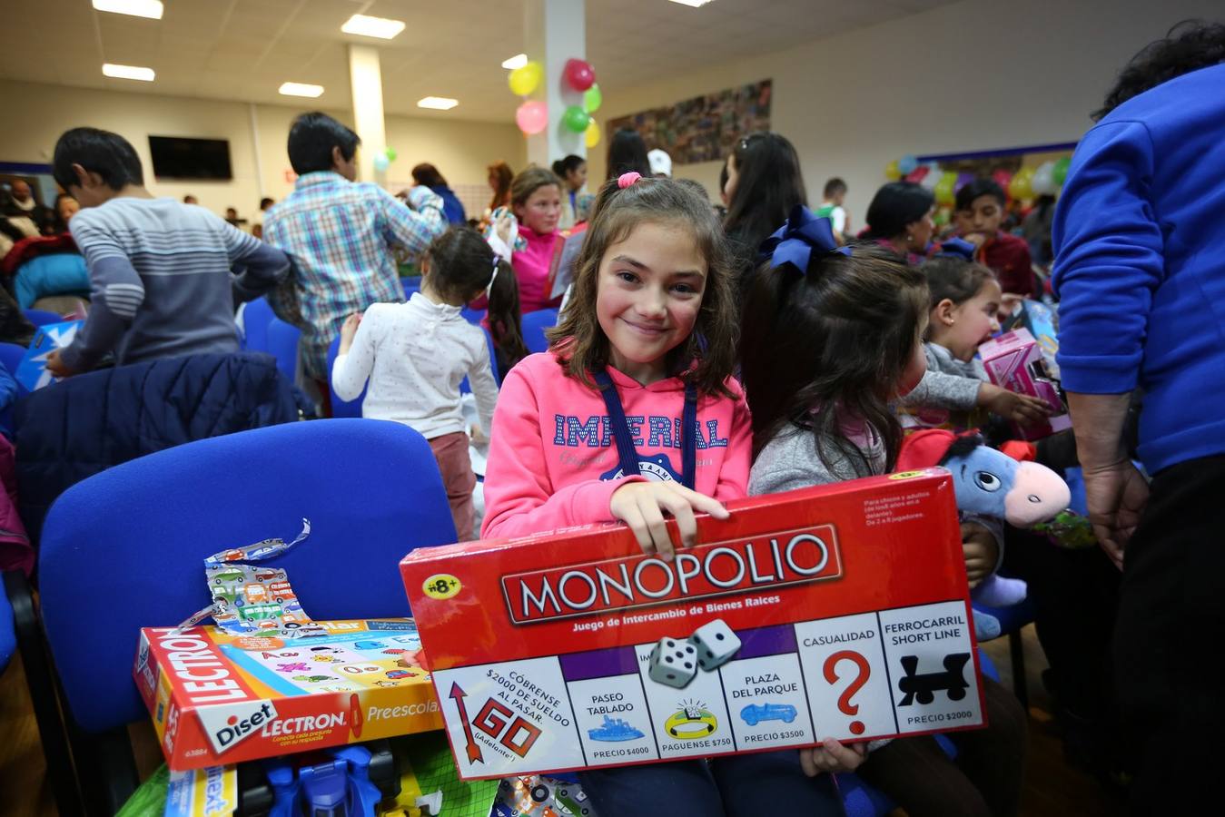 La oenegé 'Integración para la Vida' repartió ayer tarde 400 juguetes a 150 niños en riesgo de exclusión social o pobreza de la capital, dentro de la campaña 'Operación Reyes Magos-Ningún niño y ninguna niña sin juguete'. La entrega tuvo lugar en la sede de la oenegé en La Chana