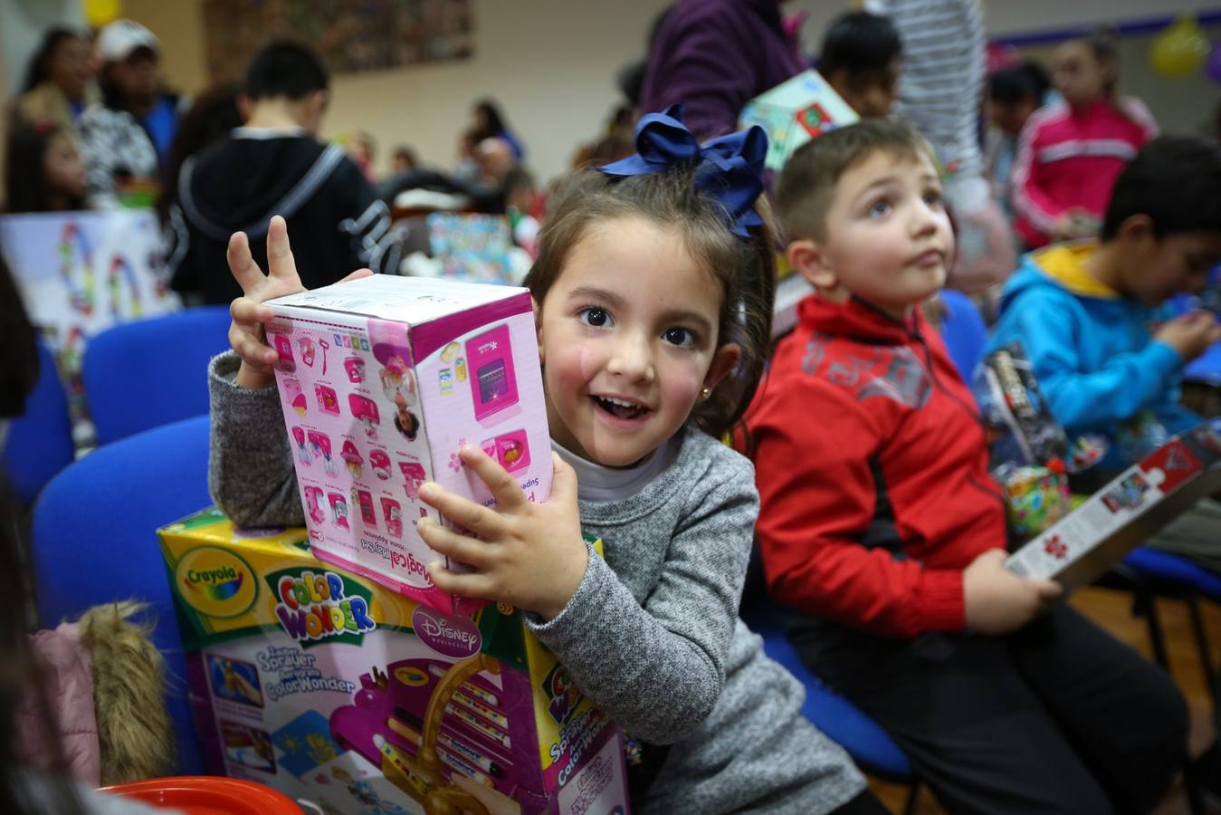 La oenegé 'Integración para la Vida' repartió ayer tarde 400 juguetes a 150 niños en riesgo de exclusión social o pobreza de la capital, dentro de la campaña 'Operación Reyes Magos-Ningún niño y ninguna niña sin juguete'. La entrega tuvo lugar en la sede de la oenegé en La Chana