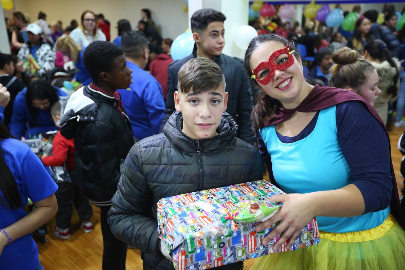 La oenegé 'Integración para la Vida' repartió ayer tarde 400 juguetes a 150 niños en riesgo de exclusión social o pobreza de la capital, dentro de la campaña 'Operación Reyes Magos-Ningún niño y ninguna niña sin juguete'. La entrega tuvo lugar en la sede de la oenegé en La Chana