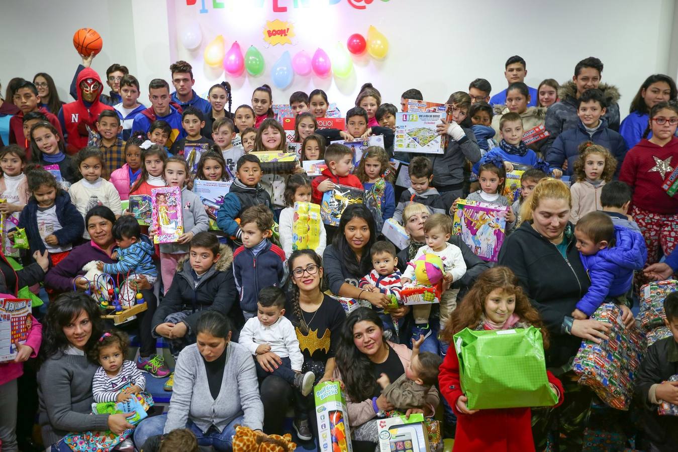 La oenegé 'Integración para la Vida' repartió ayer tarde 400 juguetes a 150 niños en riesgo de exclusión social o pobreza de la capital, dentro de la campaña 'Operación Reyes Magos-Ningún niño y ninguna niña sin juguete'. La entrega tuvo lugar en la sede de la oenegé en La Chana