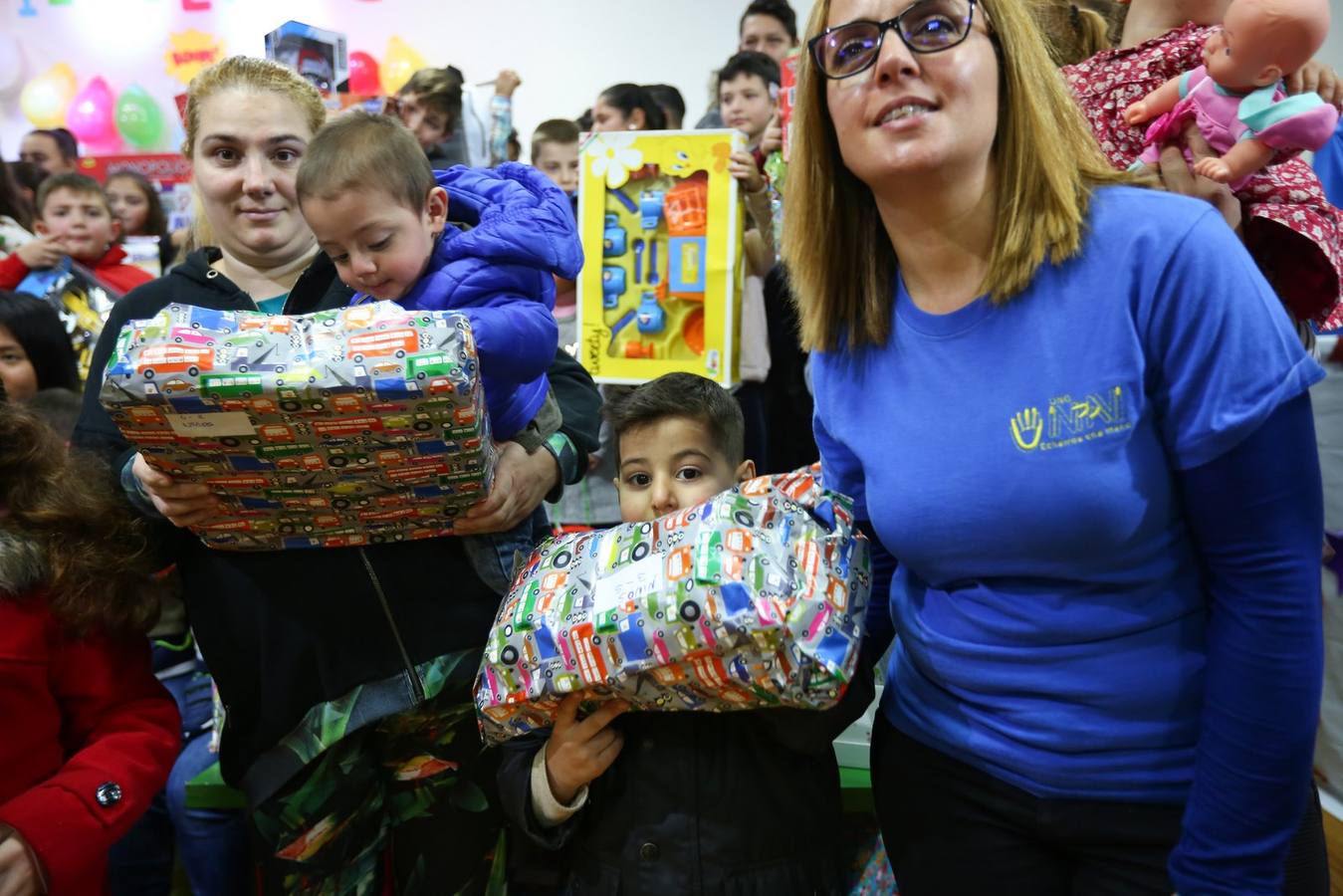 La oenegé 'Integración para la Vida' repartió ayer tarde 400 juguetes a 150 niños en riesgo de exclusión social o pobreza de la capital, dentro de la campaña 'Operación Reyes Magos-Ningún niño y ninguna niña sin juguete'. La entrega tuvo lugar en la sede de la oenegé en La Chana