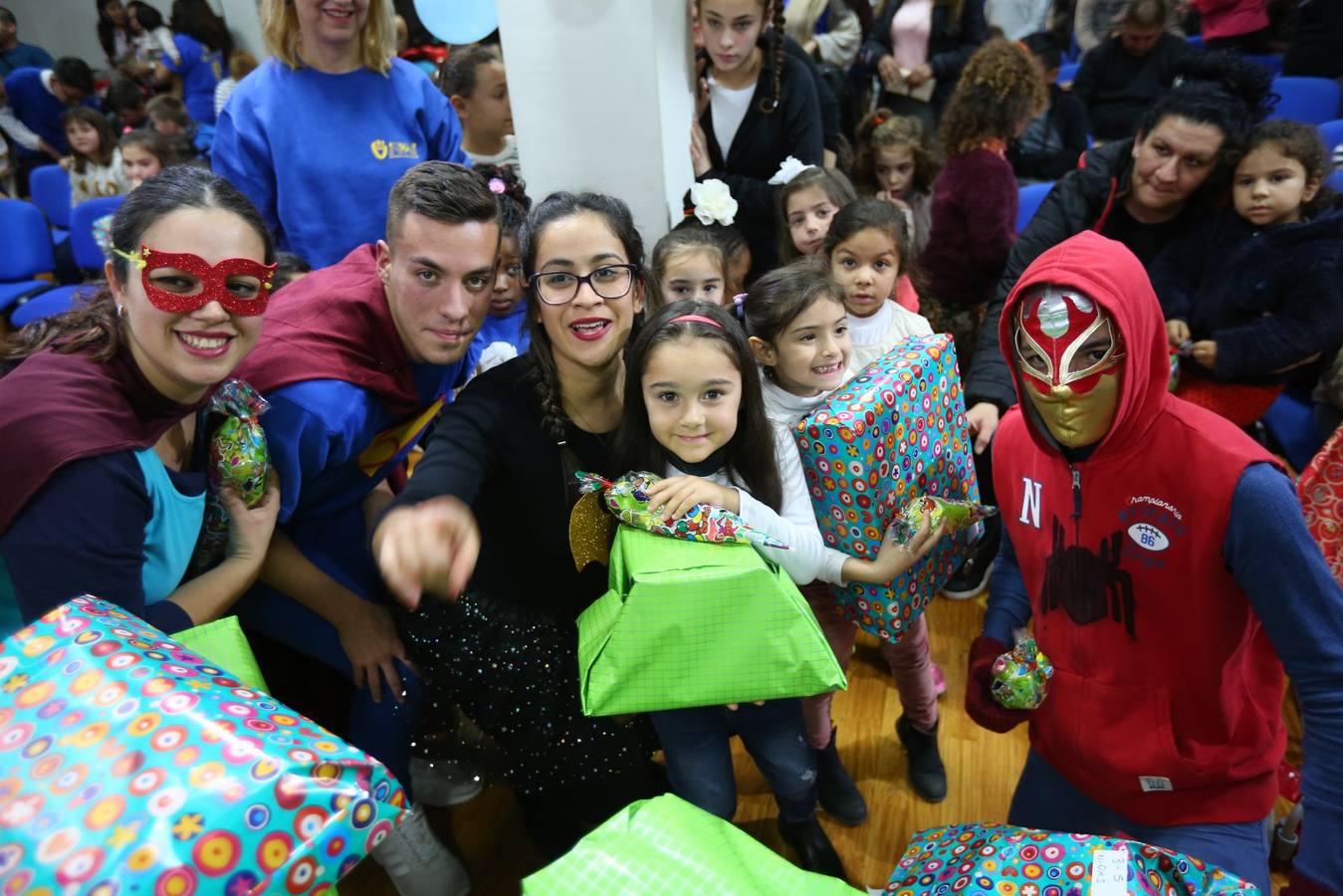 La oenegé 'Integración para la Vida' repartió ayer tarde 400 juguetes a 150 niños en riesgo de exclusión social o pobreza de la capital, dentro de la campaña 'Operación Reyes Magos-Ningún niño y ninguna niña sin juguete'. La entrega tuvo lugar en la sede de la oenegé en La Chana