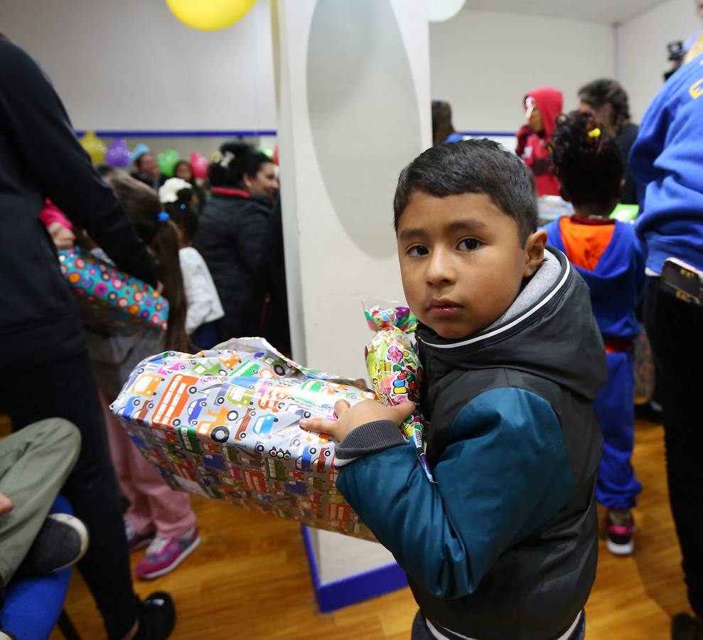 La oenegé 'Integración para la Vida' repartió ayer tarde 400 juguetes a 150 niños en riesgo de exclusión social o pobreza de la capital, dentro de la campaña 'Operación Reyes Magos-Ningún niño y ninguna niña sin juguete'. La entrega tuvo lugar en la sede de la oenegé en La Chana