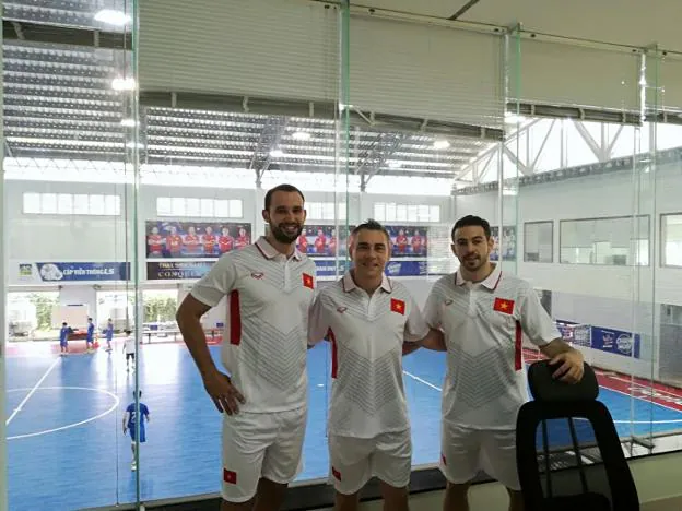 Álvaro Martínez (i), Miguel Rodrigo y Rafa García (d) posan en el despacho que comparten en la Ciudad Deportiva de Ho Chi Minh.