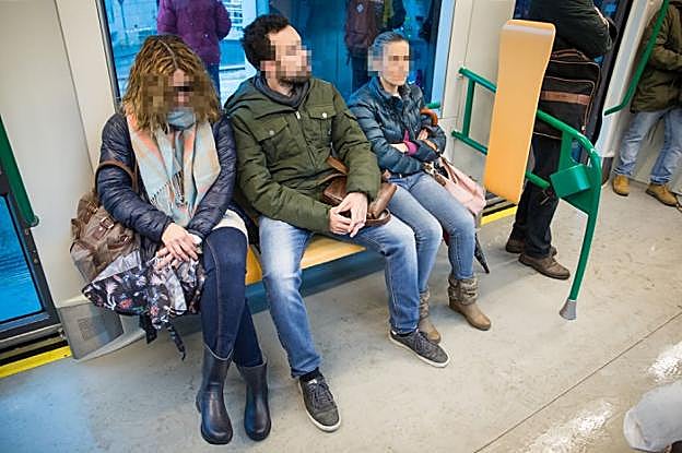 Un hombre con las piernas abiertas invade el espacio de dos usuarias del metro de Granada.