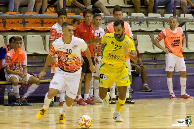 Carlitos en la pugna por un balón en el Trofeo del Olivo que se jugó este verano ante ElPozo Murcia.