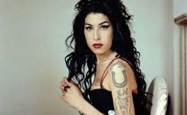 El fantasma de Amy Winehouse visita a su padre: «Llega y se sienta a los pies de la cama...»