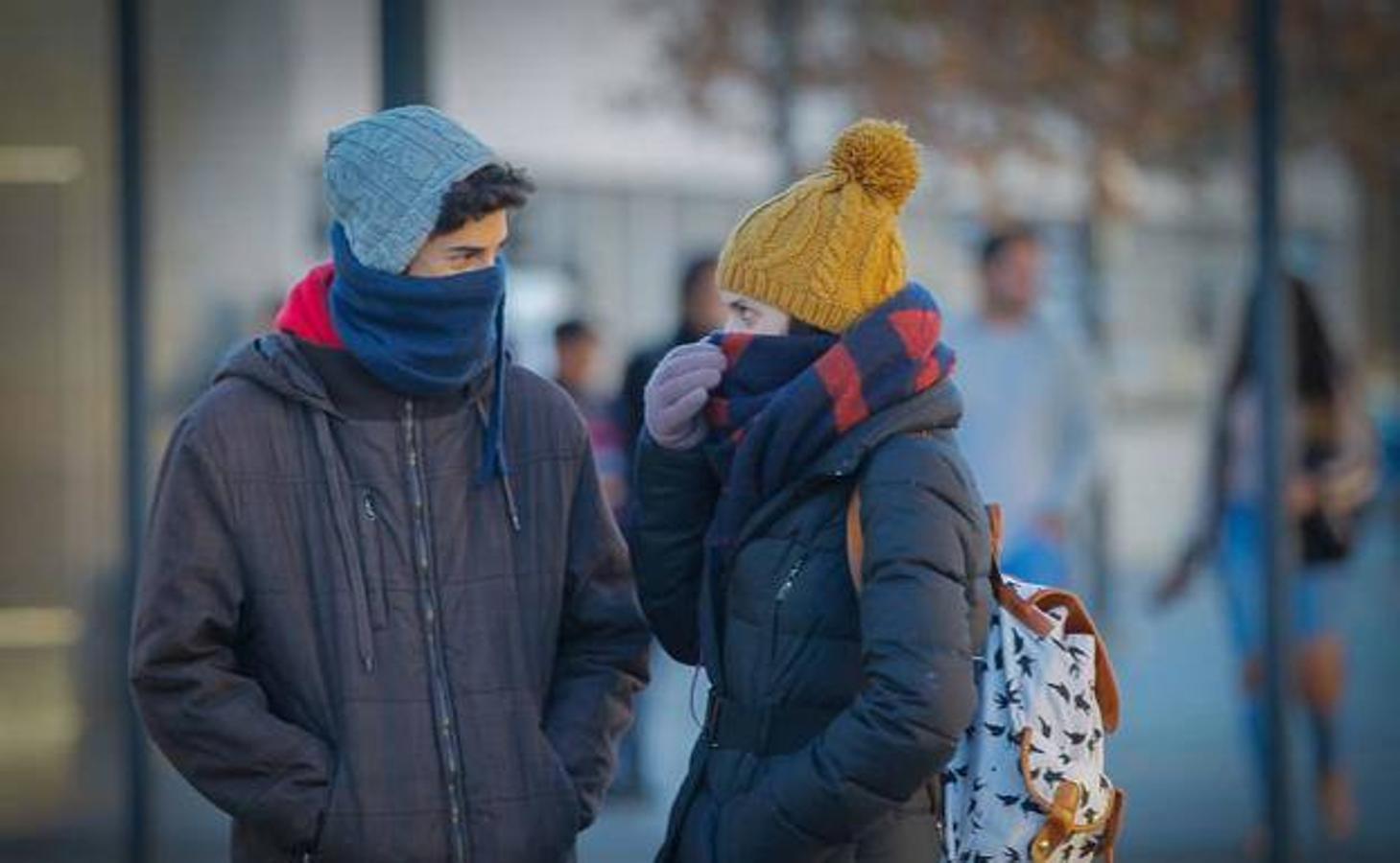 DICIEMBRE | «En diciembre, del 15 al 22, la nevada es bendición». Comienza el mes muy frío, con nubes y claros. Al final de la primera semana la nubosidad aumenta, tendremos precipitaciones que pueden ser de agua o nieve sobre Granada, Sierra Nevada y zona de Guadix. Siguen unos días de tiempo intermitente. Llegando a mediados de mes tendremos vientos considerables, generalizados en toda la provincia y con ventiscas en Sierra Nevada. A partir del día 20 habrá mejoría, pero seguirán las nubes y claros, con bastante frío hasta fin de mes.