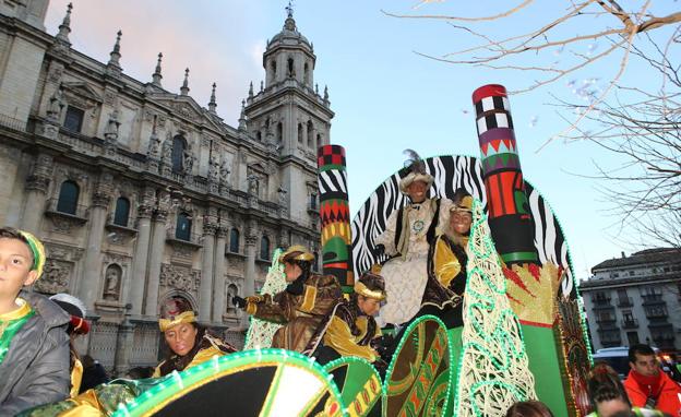 Los Reyes Magos recorren las calles de Jaén