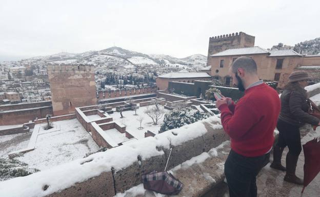 Un manto blanco cubrió la Alhambra y cortó 40 kilómetros de autovía