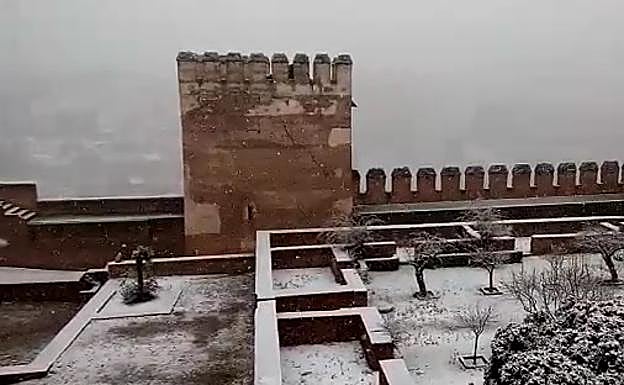 Los dos vídeos de la belleza de la Alhambra de blanco