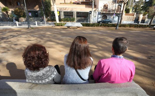 Los padres de tres niños con trastorno del apego o vínculo afectivo, que los convierte en menores agresivos y con graves alteraciones de conducta.