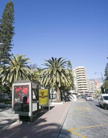 Imagen secundaria 2 - 1. Calle Cuevas. El padre de María Teresa, Antonio Fernández, la deja aquí a las 21.40 del día 18 de agosto del 2000, para que cruce donde había quedado con unos amigos con los que bajaría a la playa a por su novio, que salía de trabajar a las 22.00. / 2. Calle Pedro Vitoria. Había quedado con sus amigos y como no aparecen toca al portero de la casa de un familiar de uno de ellos, que le dice que no están. Aquí se le pierde la pista. / 3. En esta parada iba a coger el autobús que la llevaría hasta la playa para encontrarse con su novio. Alguien la vio de camino a la parada, a la altura de un bingo que había, usando su teléfono móvil. Nadie la volvió a ver. 