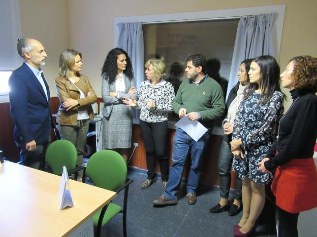 Cobo, segunda por la izquierda, en su visita a las instalaciones.