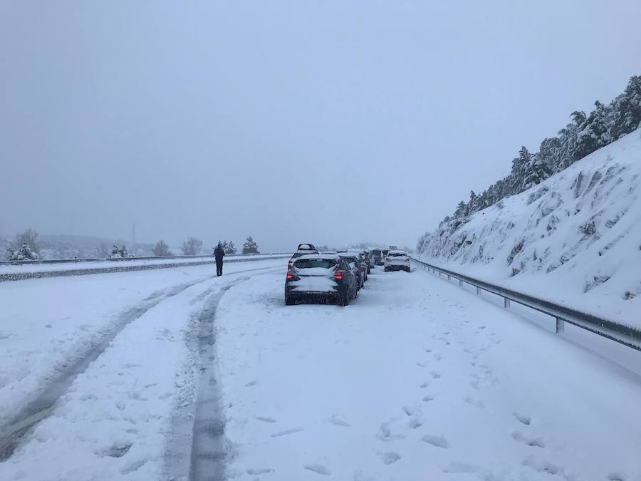 Cientos de familias estuvieron desde el sábado por la tarde hasta el domingo a mediodía atrapados en la AP-6 racionando el agua, la comida y la gasolina.