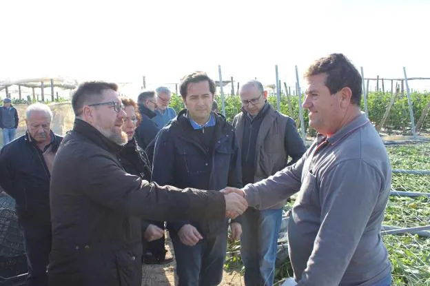 El consejero de Agricultura, Rodrigo Sánchez Haro, saluda un agricultor afectado.