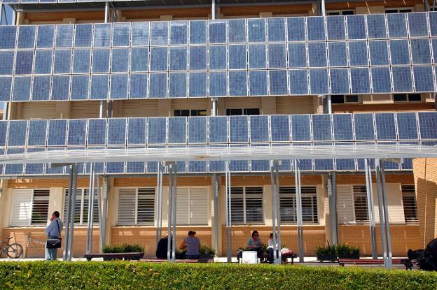 Instalación de paneles solares en el campus universitario de Las Lagunillas.