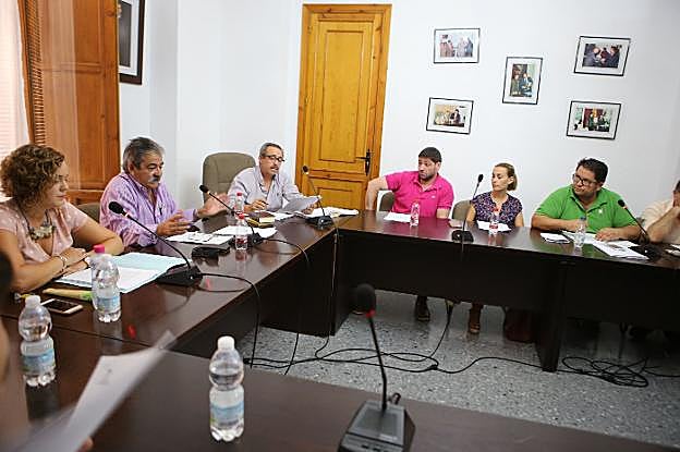 Participantes en la elección del nuevo alcalde de Begíjar, Damián Martínez, el 23 de agosto.