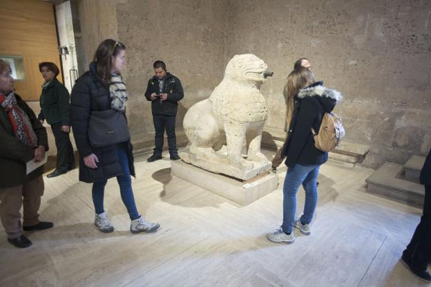 Visitantes, en 2017, alrededor de uno de los leones del Maristán, en una de las exposiciones del Museo de la Alhambra.