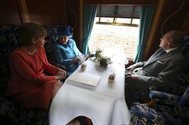 La reina Isabel, con su marido el duque de Edimburgo y la primera ministra escocesa, Nichola Sturgeon, el pasado martes en un tren.