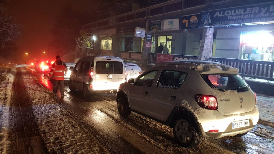 Los conductores que están bajando de Sierra Nevada se están encontrando con muchos problemas en la A-395. Y es que el tráfico está siendo muy denso en esta vía. Concretamente, el tráfico está prácticamente parado entre Pradollano y Canales. 