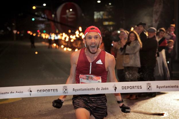 Carles Castillejo entra en la meta de la avenida de Andalucía, feliz por haber repetido victoria.