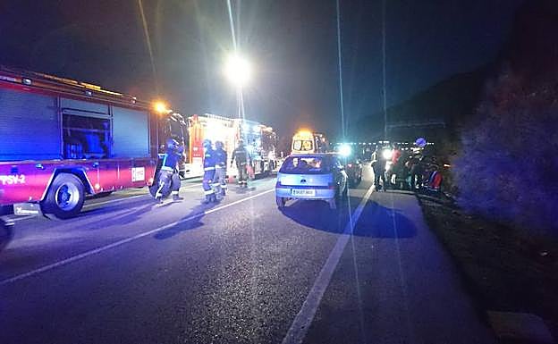 Cuatro heridos, dos menores, tras un choque frontal anoche en Sierra Nevada