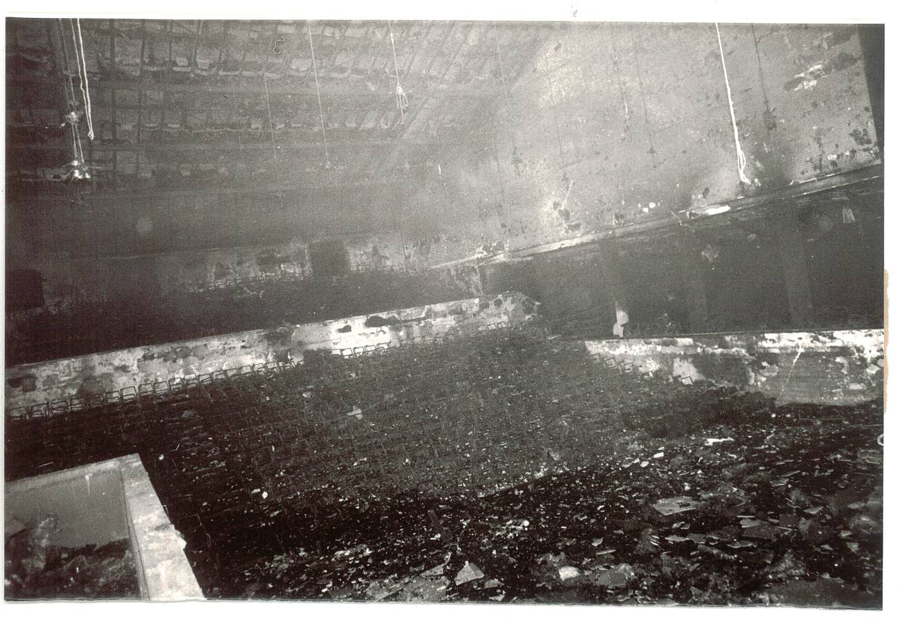 El interior del auditorio quedó calcinado.