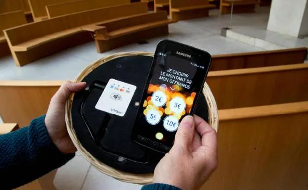 La iglesia que ha cambiado los cepillos por datáfonos para adaptarse a sus feligreses